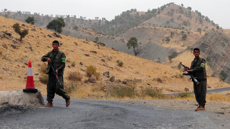 A security checkpoint, near a PKK base in the Qandil Mountains, Kurdistan Region, October 28, 2009. (Photo: Mustafa Ozer/AFP)